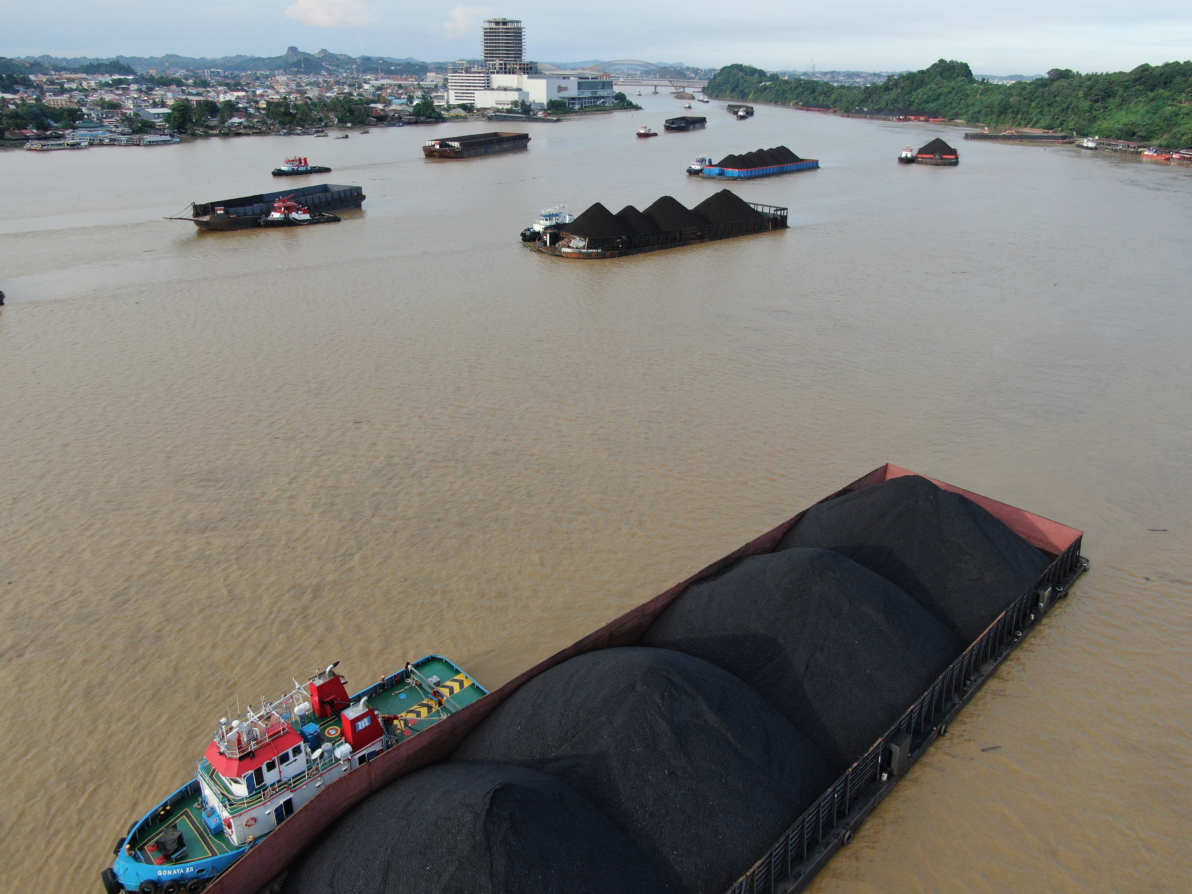 From the commons to extractivism and back: The Story of Mahakam River in Indonesia